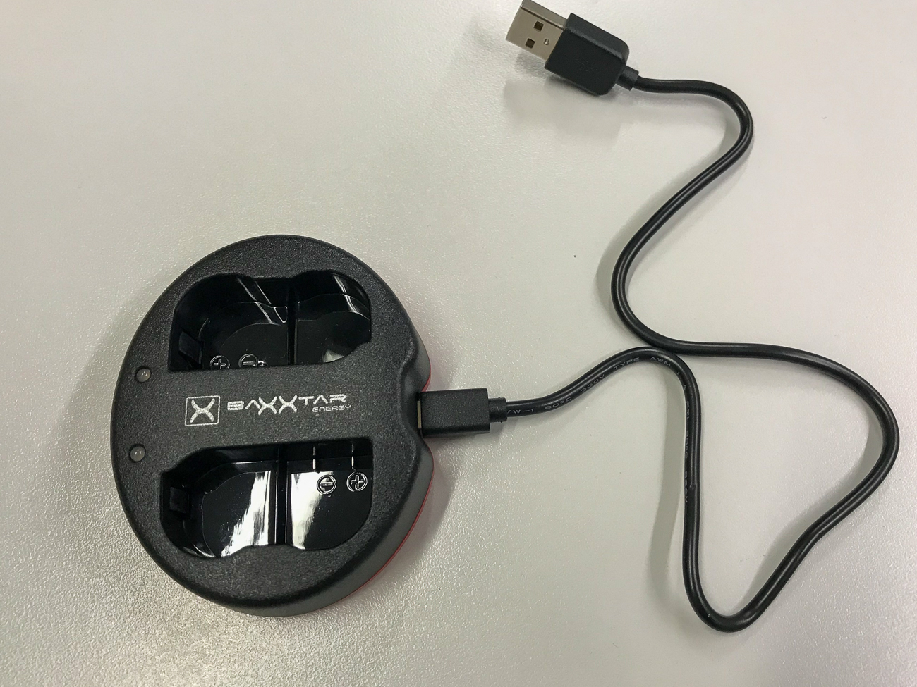 Baxxtar USB-Doppel-Ladegerät, um die Akkus auch im Auto oder mit einer Powerbank laden zu können. Ein ähnliches Gerät habe ich auch für meine Canon Kameras und gute Erfahrungen damit gemacht