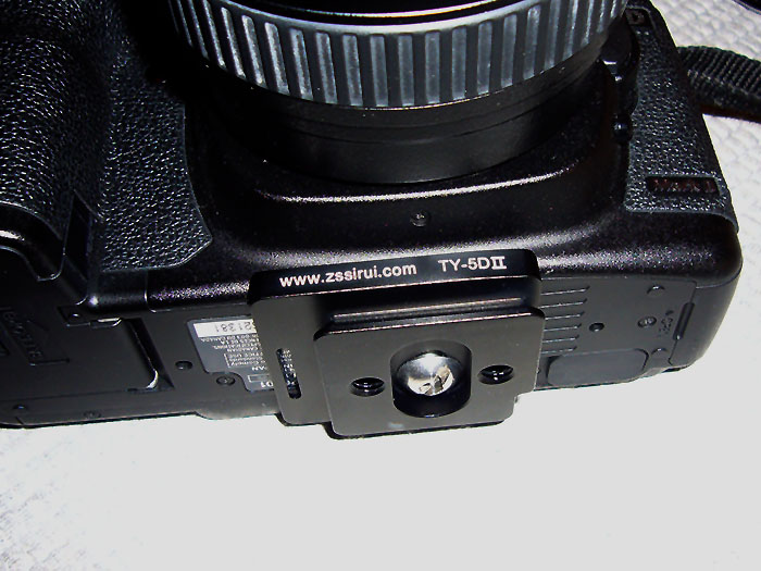 Schnellwechselplatte Sirui TY-5DII an der Canon 5D Mark II
