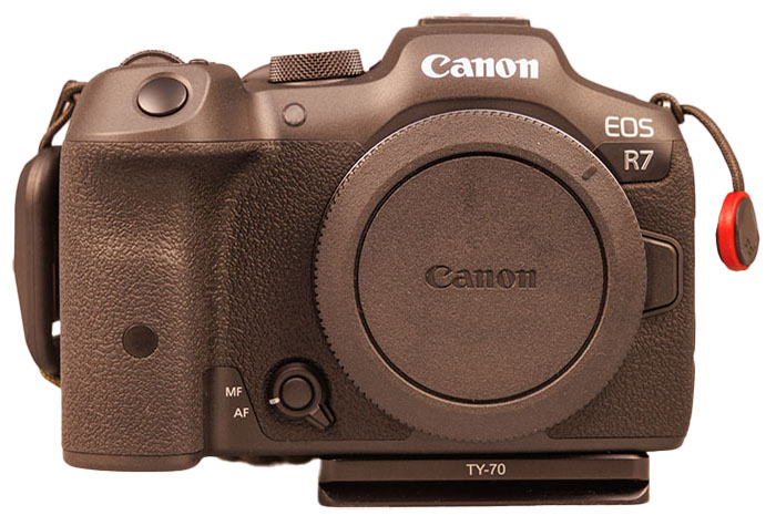 EOS R7 mit angebrachter Kameraschiene Sirui TY-70