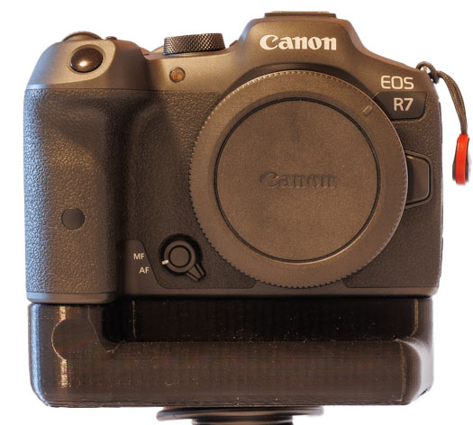 EOS R7 mit angebrachtem Fake-Batteriegriff
