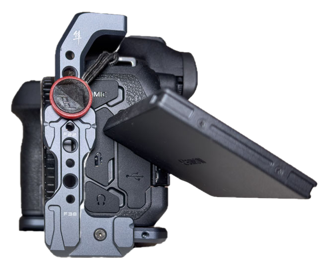 Das Display l&auml;sst sich drehen und schwenden ohne am L-Winklel anzustossen