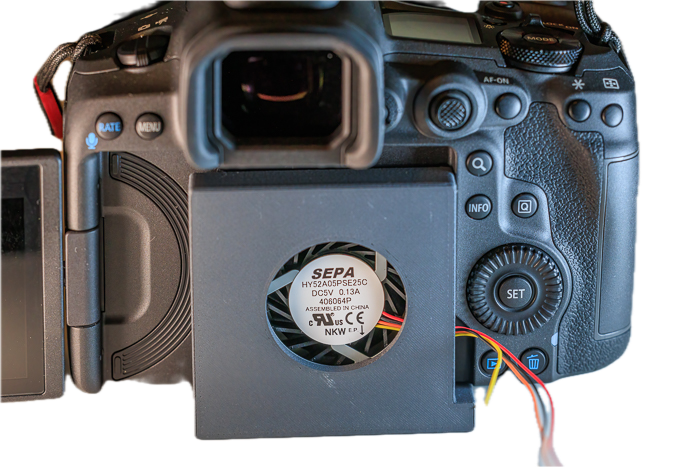 L&uuml;fter mit Geh&auml;use an der R5 Mk II angebracht