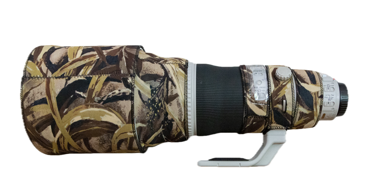 Der Neopren-Tarn&uuml;berzug soll das Objektiv sch&uuml;tzen und das helle Wei&szlig; verdecken/tarnen. Au&szlig;erdem sch&uuml;tzt er das Objektiv vor St&ouml;&szlig;en