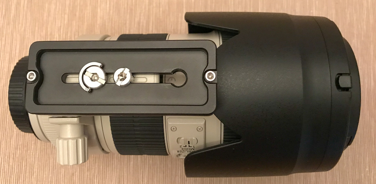 Objektivfu&szlig; mit Arca Swiss Adapterplatte, mit zwei Schrauben verdrehsicher angebracht