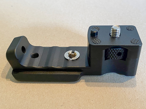 Der Fuß von ISHOOT ist endlich eingetroffen. In die 3/8" Gewindebohrung habe ich einen Adpter auf 1/4" Gewinde eingeschraubt, siehe auch Bild unten ...
