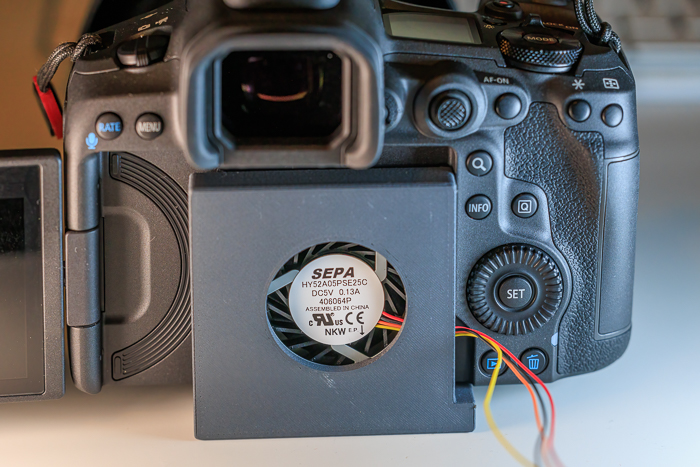 Lüfter mit Gehäuse an der R5 II angebracht