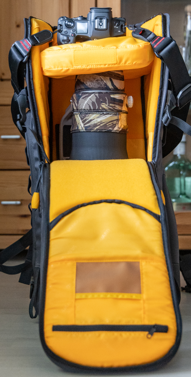 Vanguard Alta Sky 66 mit aufgesetzter Streulichtblende mit angesetzter Kamera und EF-EOS R Adapter