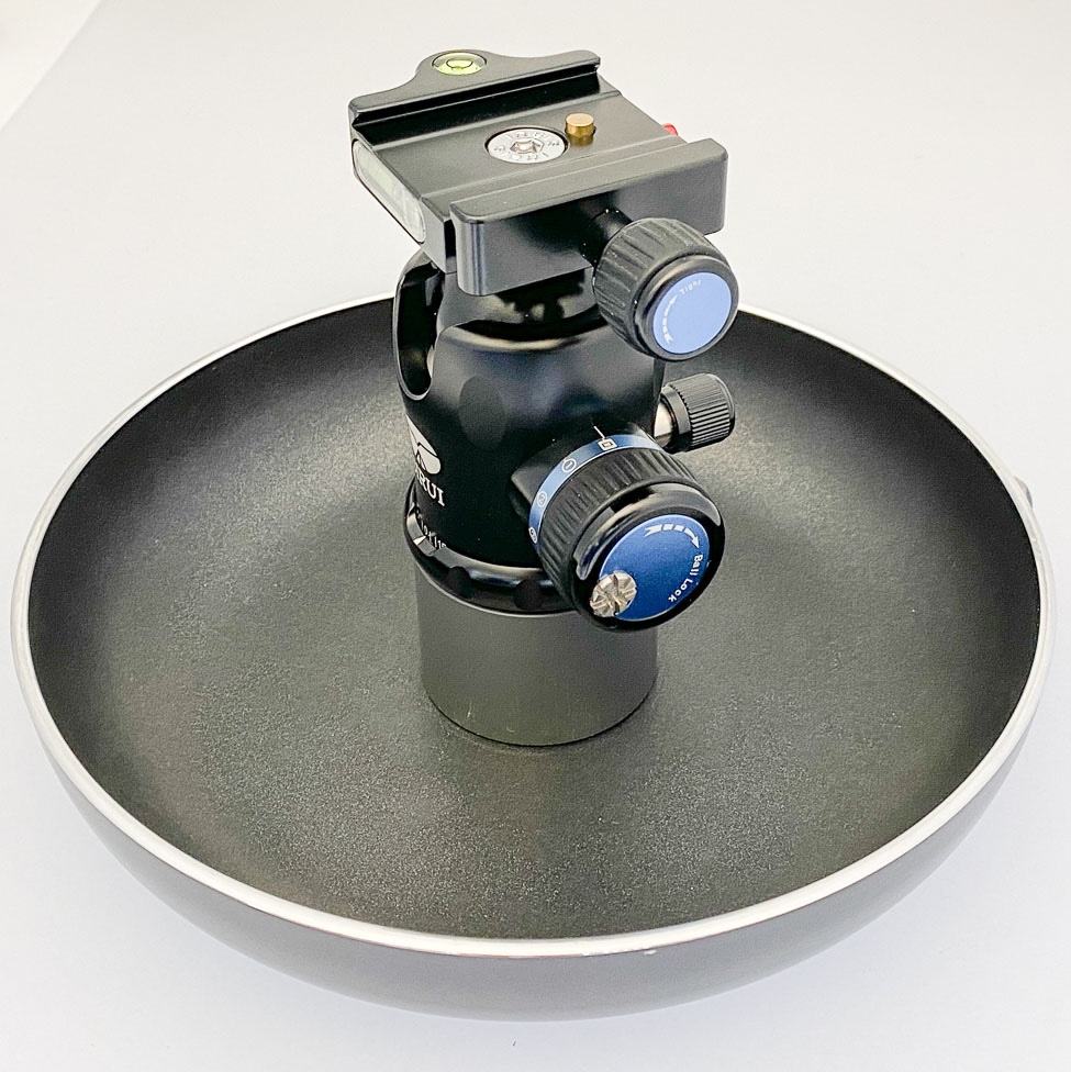 Eigenbau aus einer Pfanne und einem Kugelkopf mit Arca Swiss Klemme