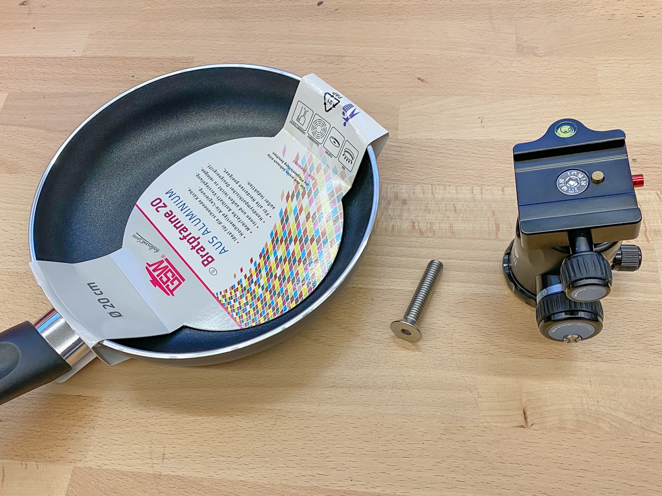 Pfanne, Schraube und Kugelkopf