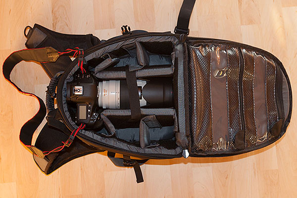 Eine Canon EOS 1D Mark IV mit einem Canon EF 70-200 mm/1:2.8 L IS II USM passt gerade so hinein